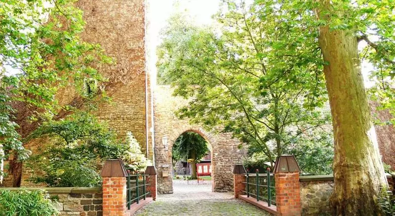 Отель Wasserburg Zu Gommern