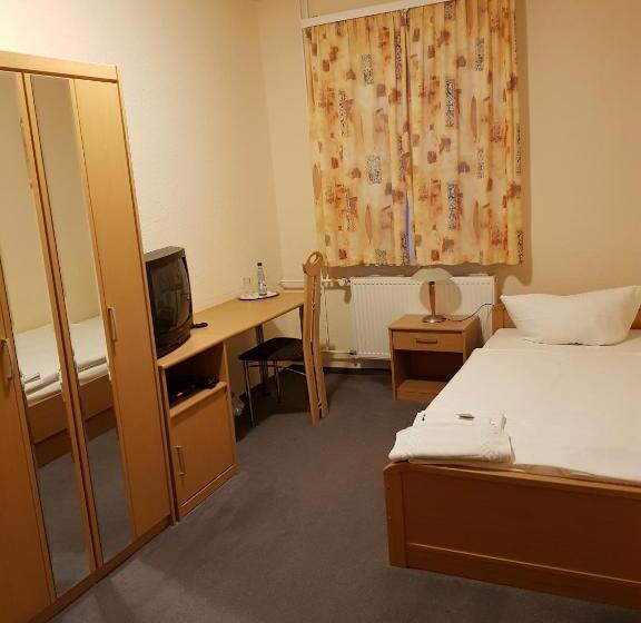 Отель Merkur Garni