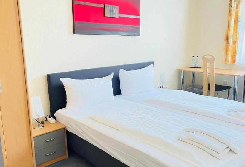 Отель Merkur Garni