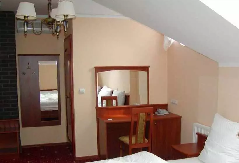 Hotelli Pałac Wiśniewski