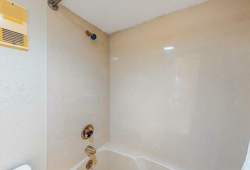 Отель Edgewater Beach Resort 1007