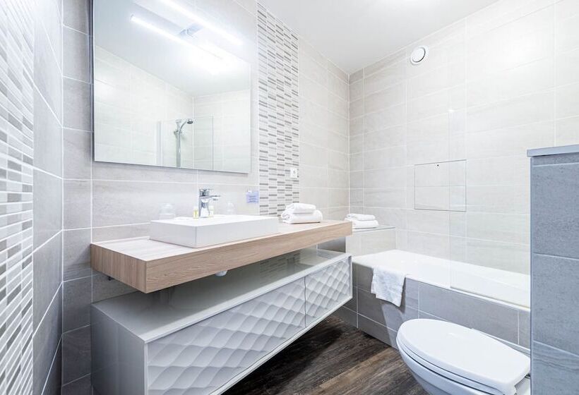 هتل Le Crystal Dinard Plage