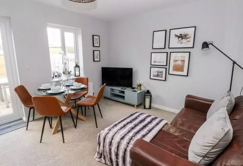 10 Belfrey Close