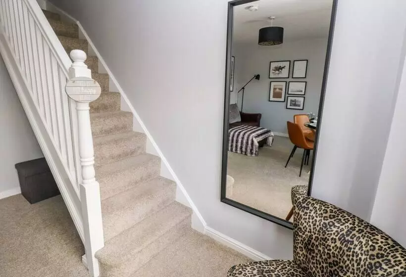 10 Belfrey Close