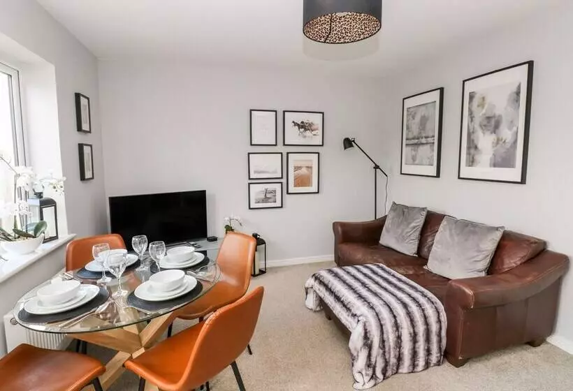 10 Belfrey Close
