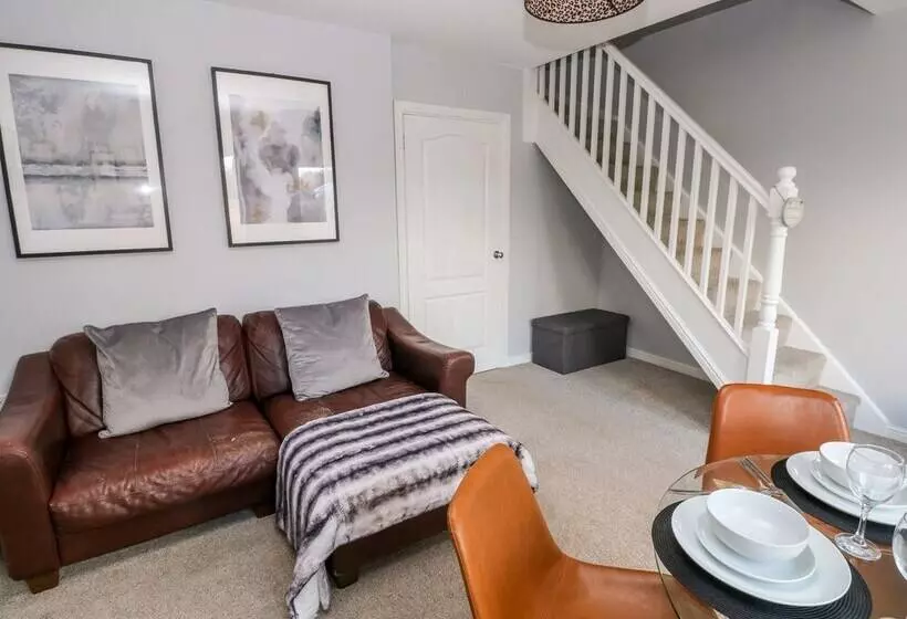 10 Belfrey Close