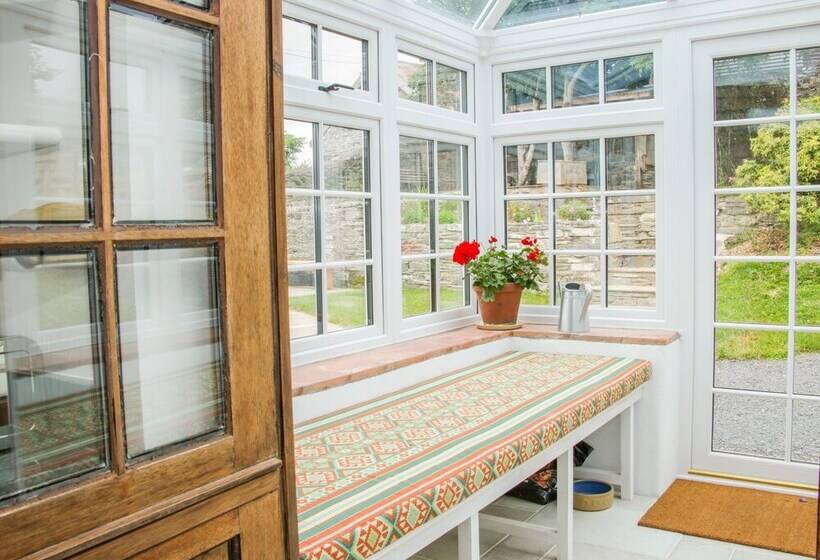 The Old Farmhouse, Upper Pitts