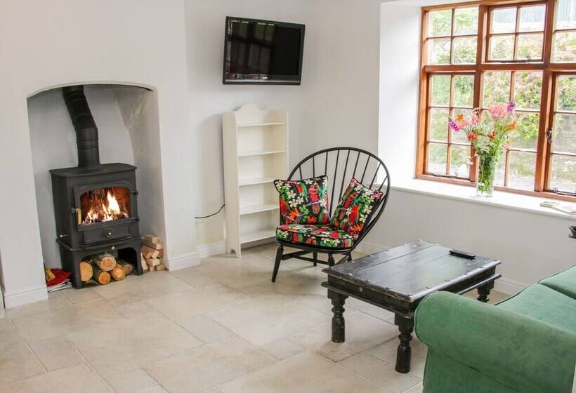 The Old Farmhouse, Upper Pitts