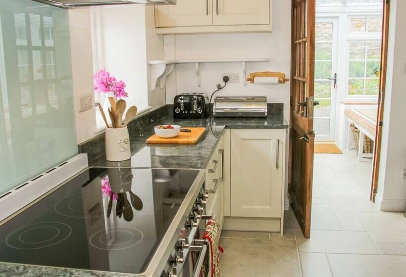 The Old Farmhouse, Upper Pitts