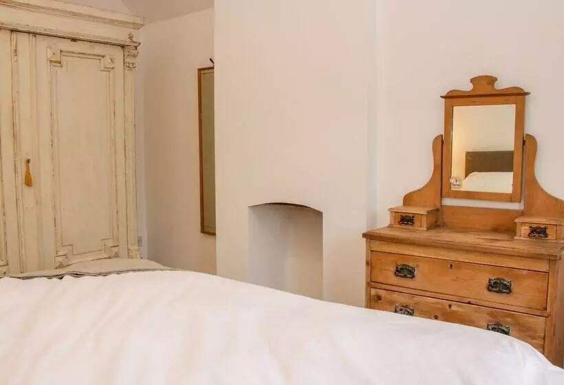 The Old Farmhouse, Upper Pitts