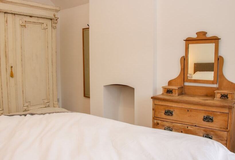 The Old Farmhouse, Upper Pitts