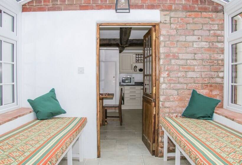 The Old Farmhouse, Upper Pitts