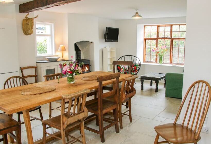 The Old Farmhouse, Upper Pitts