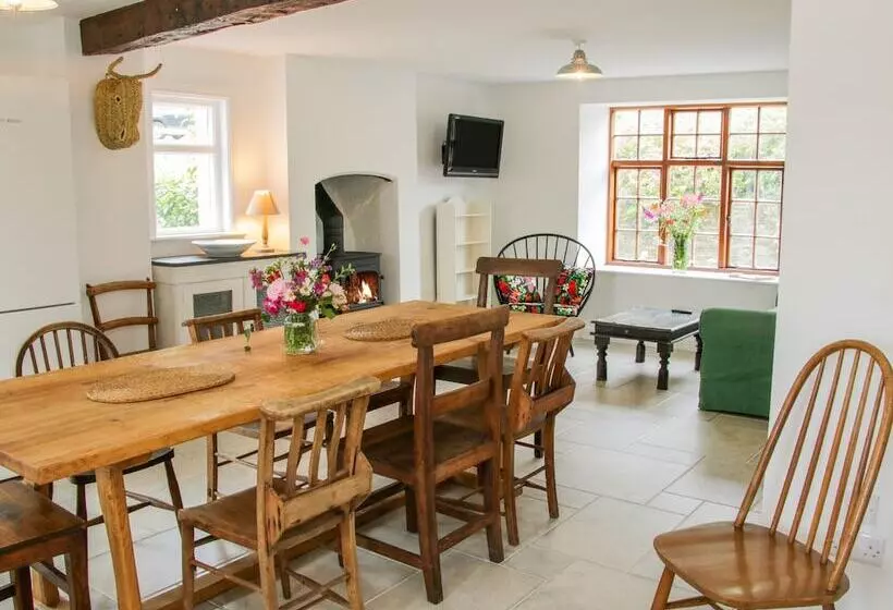 The Old Farmhouse, Upper Pitts