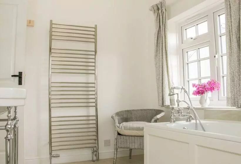 The Old Farmhouse, Upper Pitts