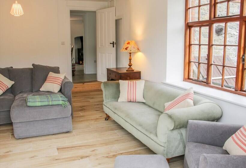 The Old Farmhouse, Upper Pitts