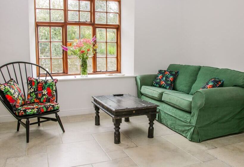 The Old Farmhouse, Upper Pitts