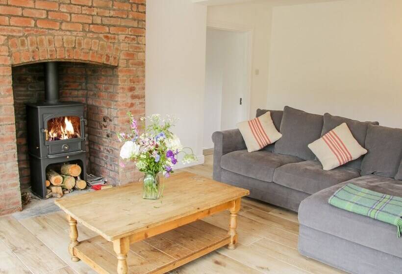 The Old Farmhouse, Upper Pitts