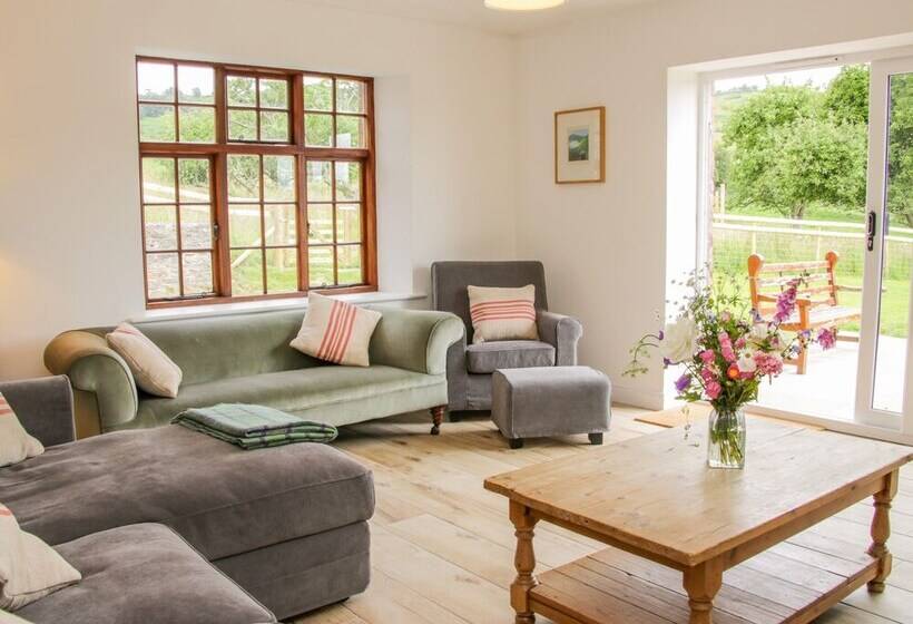 The Old Farmhouse, Upper Pitts