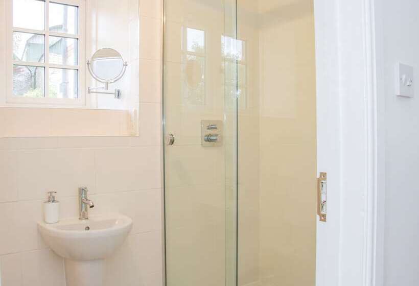 The Old Farmhouse, Upper Pitts