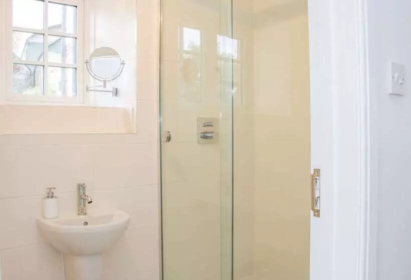 The Old Farmhouse, Upper Pitts