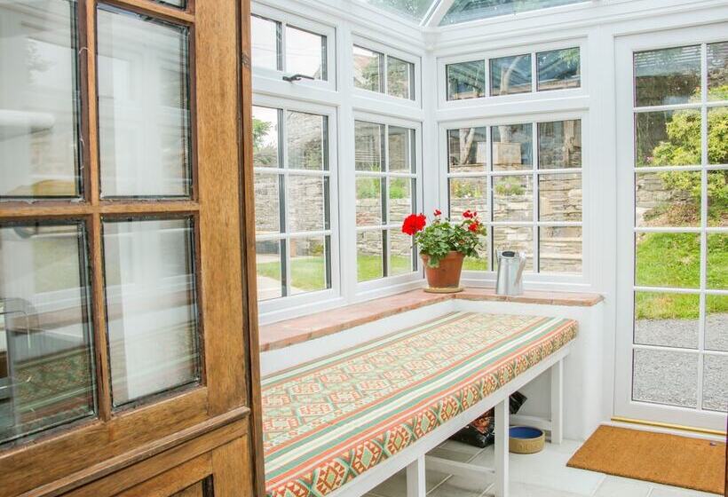 The Old Farmhouse, Upper Pitts