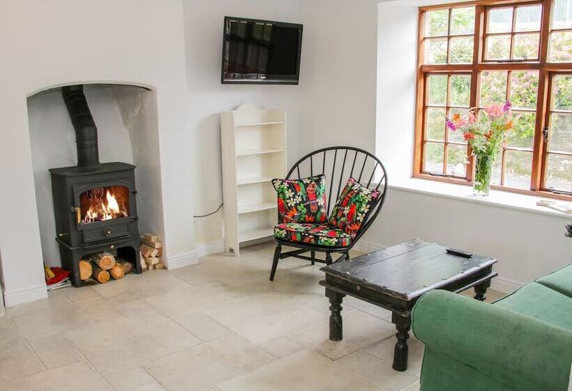 The Old Farmhouse, Upper Pitts