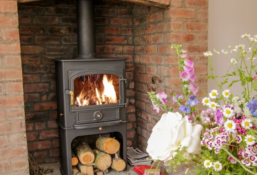 The Old Farmhouse, Upper Pitts