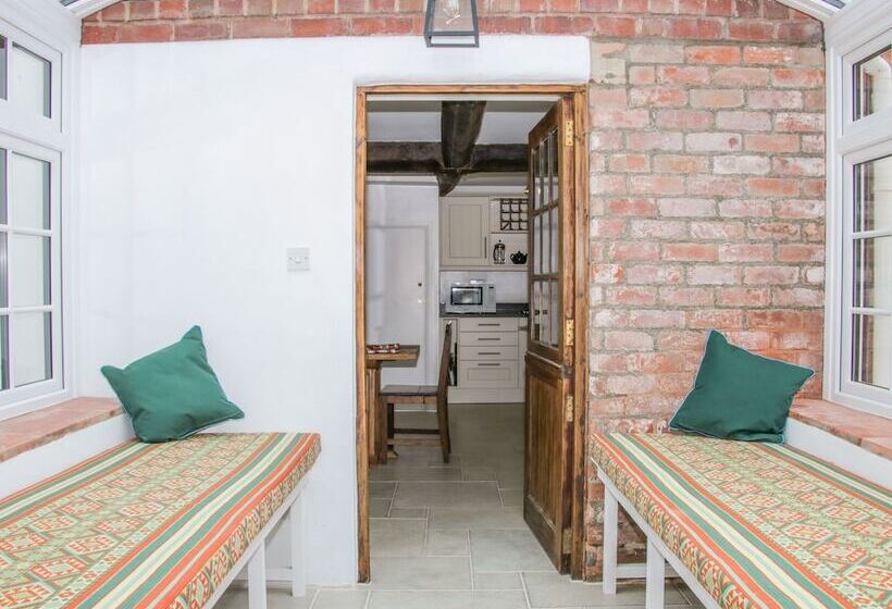 The Old Farmhouse, Upper Pitts