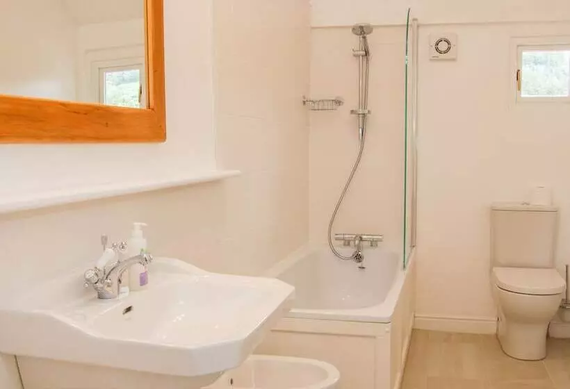 The Old Farmhouse, Upper Pitts