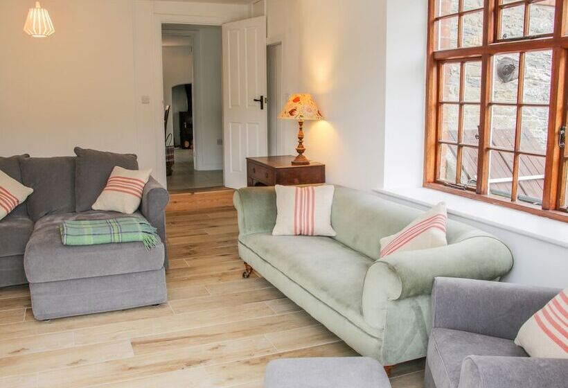 The Old Farmhouse, Upper Pitts