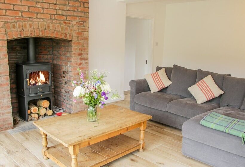 The Old Farmhouse, Upper Pitts