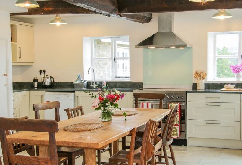 The Old Farmhouse, Upper Pitts