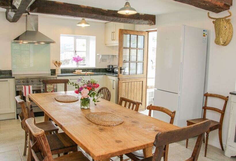 The Old Farmhouse, Upper Pitts