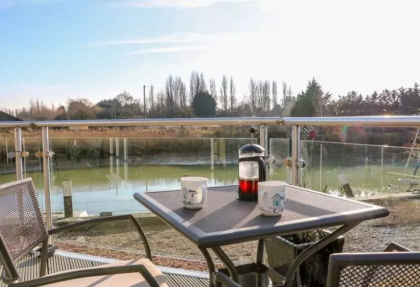 17 The Boathouse