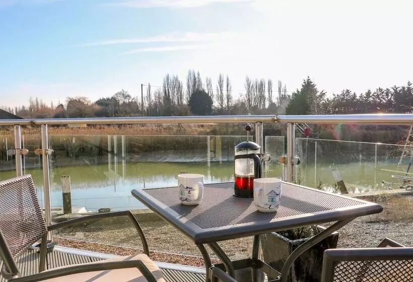 17 The Boathouse