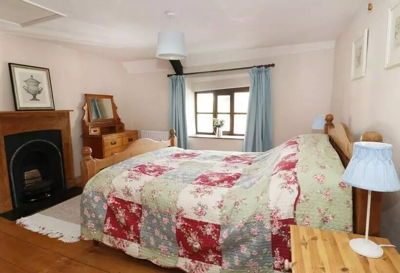 2 Wisteria Cottages