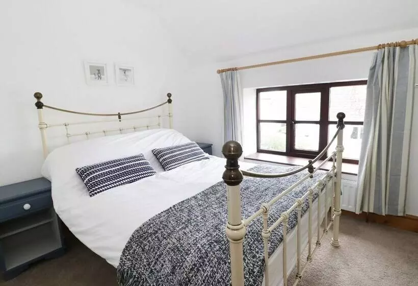 2 Wisteria Cottages