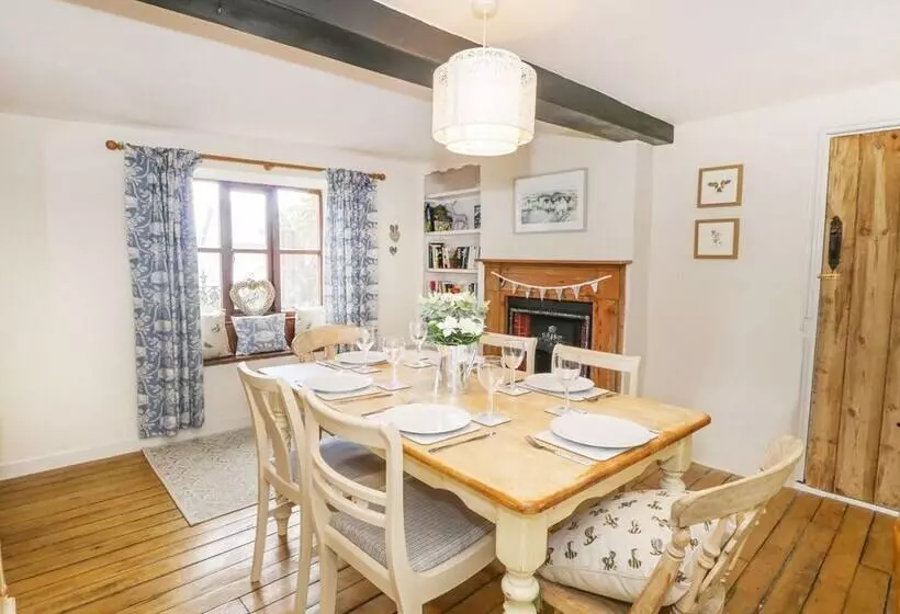 2 Wisteria Cottages