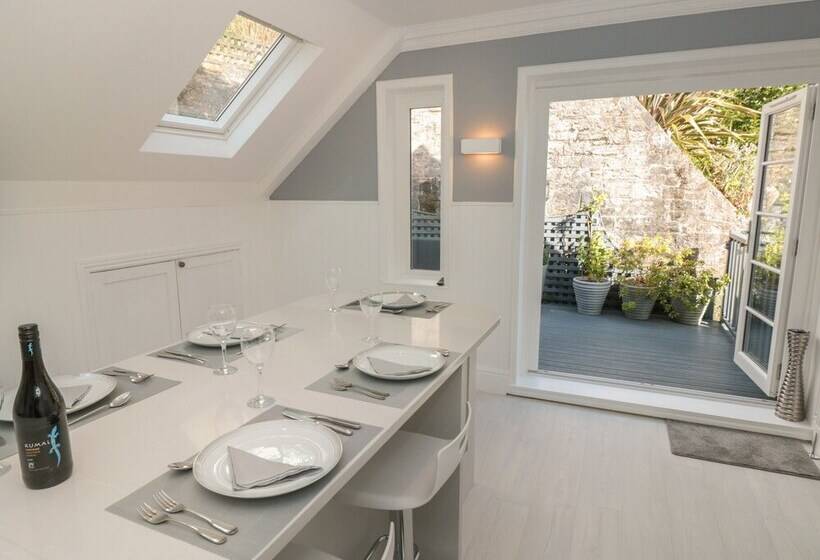 1 The Old Coach House