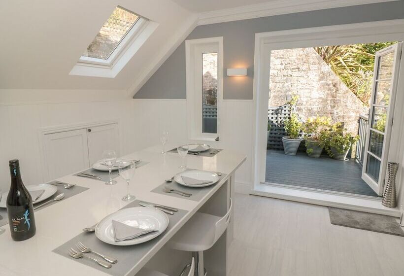 1 The Old Coach House