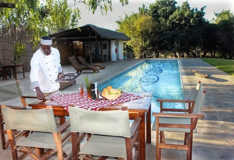 هتل Wild Dogs Lodge