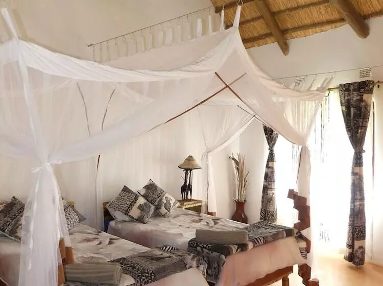 هتل Wild Dogs Lodge