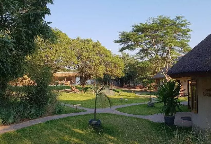 هتل Wild Dogs Lodge