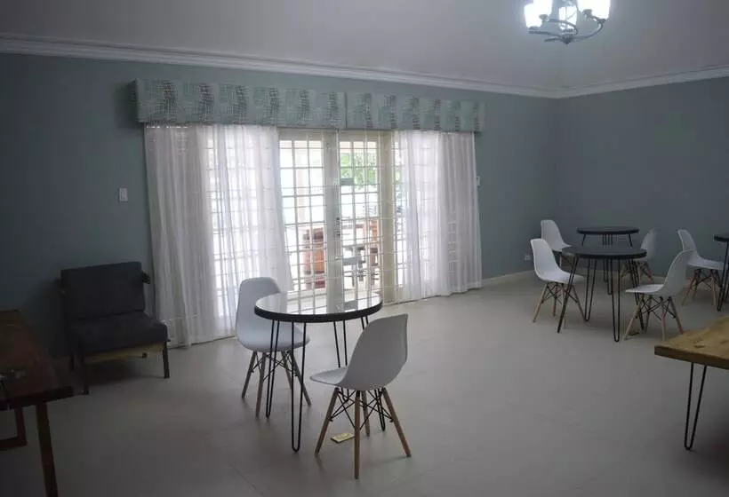پانسیون 876 Beach House