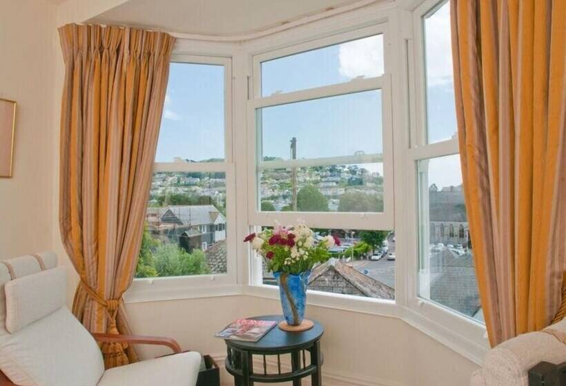 The Cottage, 13 Clarence Hill