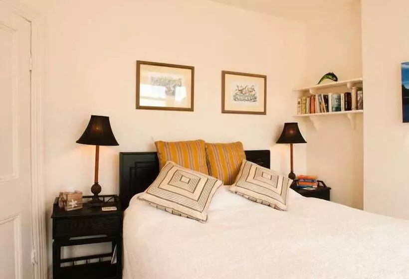 The Cottage, 13 Clarence Hill