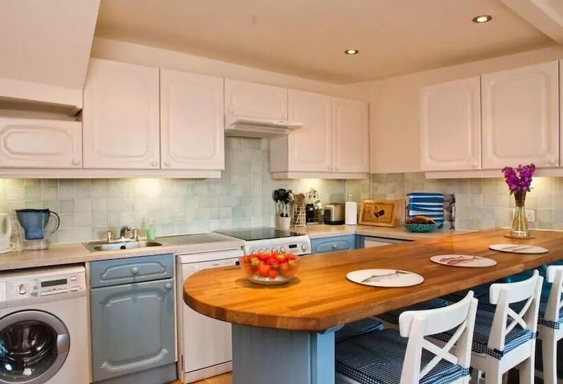 The Cottage, 13 Clarence Hill