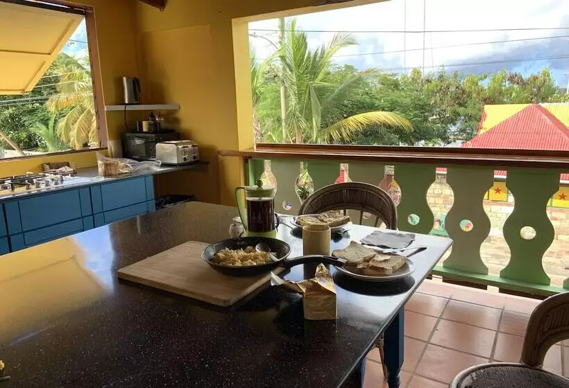 The Waterfront Inn   Hostel