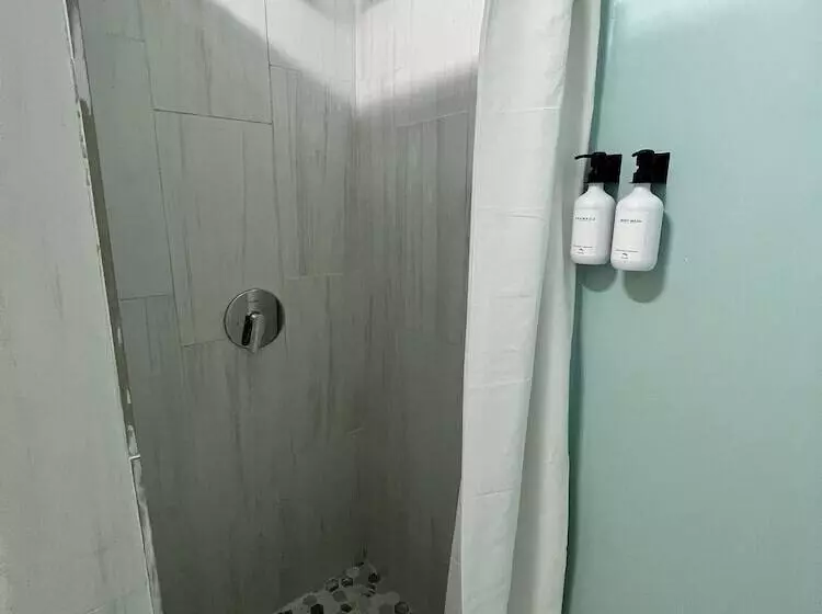 The Waterfront Inn   Hostel